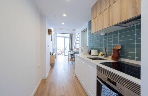 En Corts Apartment | Traditional Valencian House with Shared Terrace I by Florit Flats