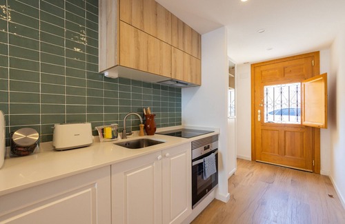 En Corts Apartment | Traditional Valencian House with Shared Terrace I by Florit Flats