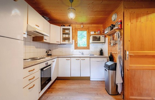 Chatel Ski Chalet | Traditional ski chalet. Close to Pre-la-Joux & Linga Ski lifts Sleeps 10+