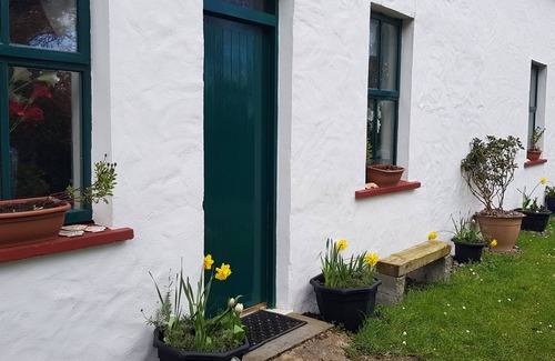 Castlegregory Cottage | Traditional stradbally country cottage in village location close to beach