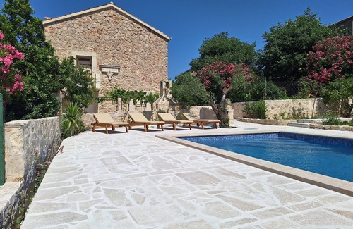Sveti Filip i Jakov House | Traditions stone house, minutes from the beach