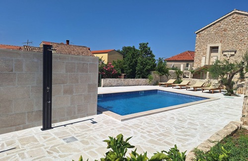 Sveti Filip i Jakov House | Traditions stone house, minutes from the beach