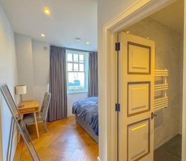 London City Centre Apartment | Trafalgar Square Residences