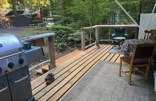 Savary Island House | Trailer in back yard