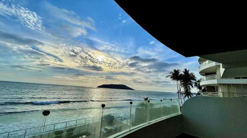 Zona Dorada Apartment | Tramonto, a Beachfront Bliss!