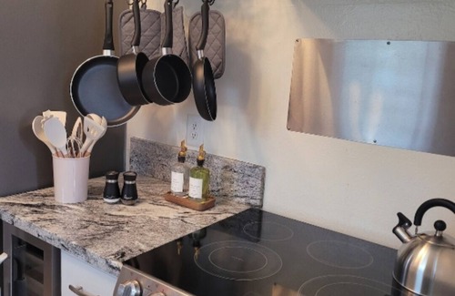 Berkeley Manor House | Tranquil 2-bedroom house with AC in Spring Hill