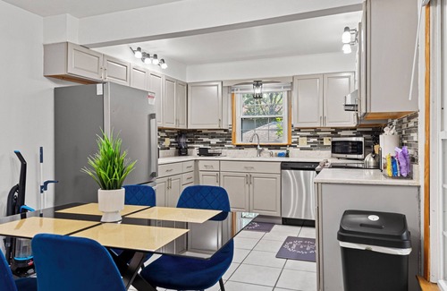 Springfield House | Tranquil 2-bedroom house with a massage chair and a multi-purpose 3rd room