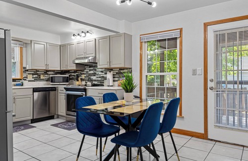 Springfield House | Tranquil 2-bedroom house with a massage chair and a multi-purpose 3rd room