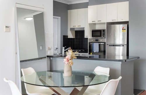 Ultimo Apartment | Tranquil 2 BR Apt with Parking/Darling Harbour-10mins Walk