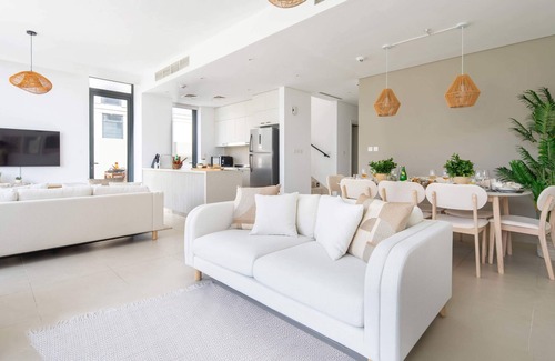 Dubai Villa | Tranquil 3BR Maid's Room Villa w Own Backyard