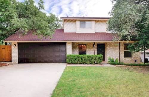 Great Northwest House | Tranquil 5-bedroom house with AC in San Antonio 15 minute toJBSA- Lackland