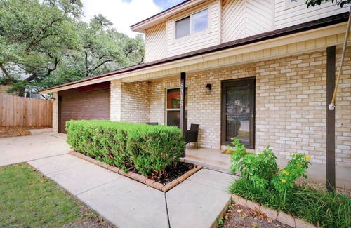 Great Northwest House | Tranquil 5-bedroom house with AC in San Antonio 15 minute toJBSA- Lackland