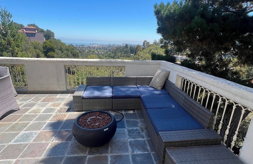 Burlingame Hills House | Tranquil Big and Bright 3-bedroom Burlingame Hills View Home