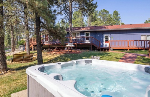 Deadwood Apartment | Tranquil Cabin Getaway in the Heart of Deadwood!