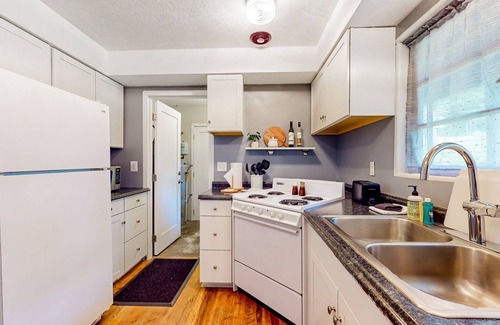 Oak Grove House | Tranquil & charming retreat with patio & W/D - near river access, parks & trails