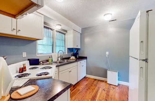Oak Grove House | Tranquil & charming retreat with patio & W/D - near river access, parks & trails