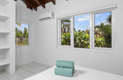 Moko House | Tranquil & Cozy Hideaway Pool BBQ Close to Beaches