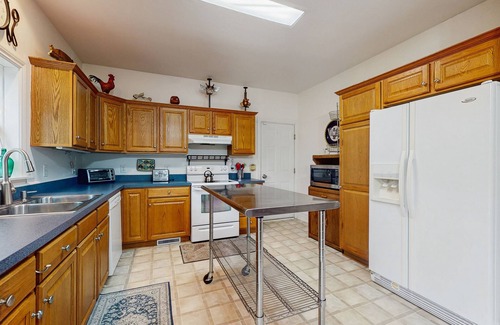 Arden House | Tranquil Dog- Friendly Riverfront Home with Fill Kitchen and WIFI