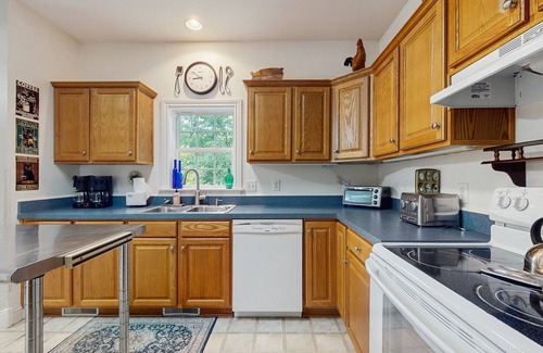 Arden House | Tranquil Dog- Friendly Riverfront Home with Fill Kitchen and WIFI