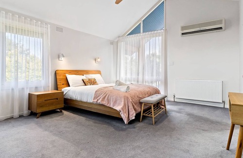 Keilor House | Tranquil Family Escape Breathtaking Brimbank Views