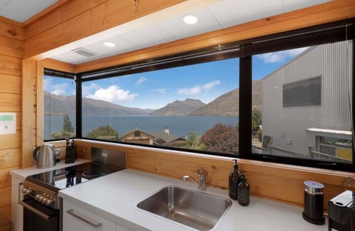 Kelvin Heights House | Tranquil Heights | Private Hot Tub