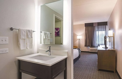 Myrtle Beach Hotel | Tranquil Hotel Room Perfect for Relaxing Beach Days & Swimming Fun