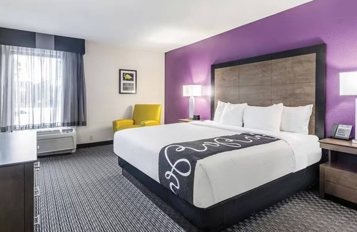 Myrtle Beach Hotel | Tranquil Hotel Room Perfect for Relaxing Beach Days & Swimming Fun