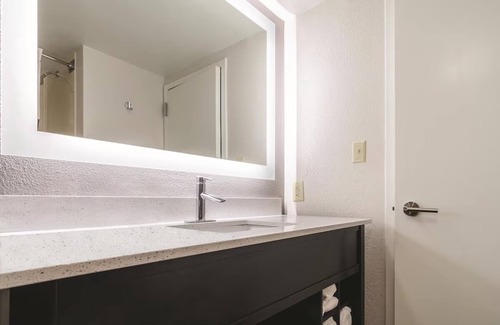 Myrtle Beach Hotel | Tranquil Hotel Room Perfect for Relaxing Beach Days & Swimming Fun