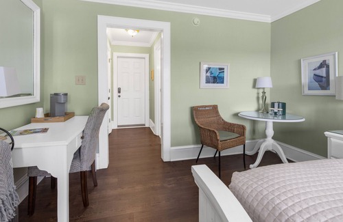 Historic Downtown Manteo Apartment | Tranquil House Inn - Downtown Waterfront Manteo - 1 King Standard Room 26