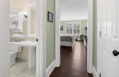 Historic Downtown Manteo Apartment | Tranquil House Inn - Downtown Waterfront Manteo - 1 King Standard Room 26