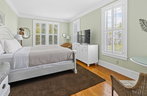 Historic Downtown Manteo Apartment | Tranquil House Inn - Downtown Waterfront Manteo - 1 Queen premium Rm 12