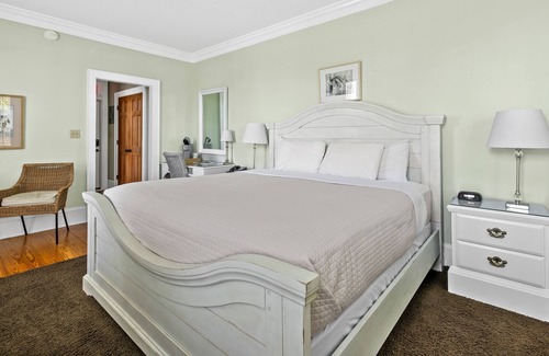 Historic Downtown Manteo Apartment | Tranquil House Inn - Downtown Waterfront Manteo - 1 Queen premium Rm 12
