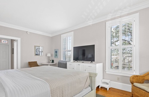 Historic Downtown Manteo Apartment | Tranquil House Inn - Downtown Waterfront Manteo - 1 Queen Premium Rm 13
