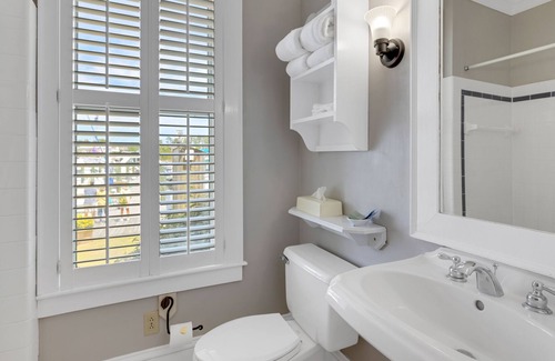 Historic Downtown Manteo Apartment | Tranquil House Inn - Downtown Waterfront Manteo - 1 Queen Premium Rm 13