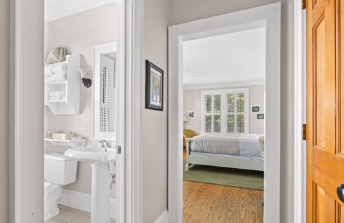 Historic Downtown Manteo Apartment | Tranquil House Inn - Downtown Waterfront Manteo - 1 Queen Premium Rm 13