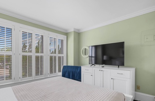 Historic Downtown Manteo Apartment | Tranquil House Inn - Downtown Waterfront Manteo - 1 Queen Suite Premium Rm 31