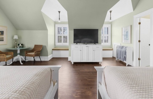Historic Downtown Manteo Apartment | Tranquil House Inn - Downtown Waterfront Manteo - 2 Queens Large Premium Rm 36