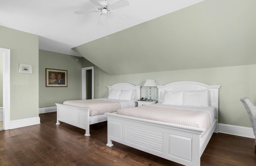 Historic Downtown Manteo Apartment | Tranquil House Inn - Downtown Waterfront Manteo - 2 Queens Large Premium Rm 36