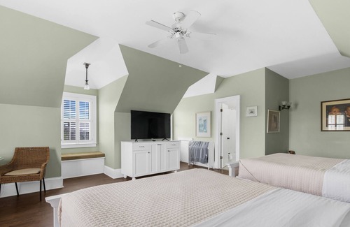 Historic Downtown Manteo Apartment | Tranquil House Inn - Downtown Waterfront Manteo - 2 Queens Large Premium Rm 36