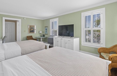 Historic Downtown Manteo Apartment | Tranquil House Inn - Downtown Waterfront Manteo - 2 Queens Premium Room 23