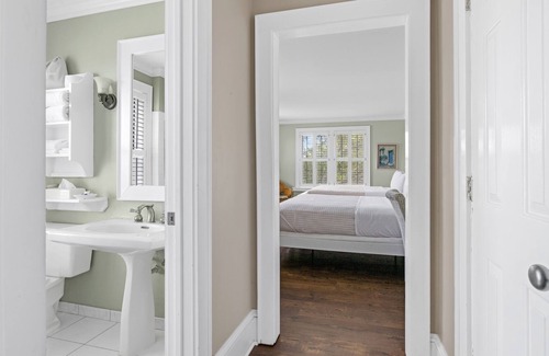Historic Downtown Manteo Apartment | Tranquil House Inn - Downtown Waterfront Manteo - 2 Queens Premium Room 23