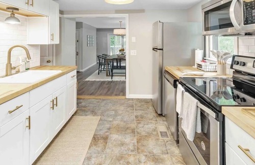 Baiting Hollow House | Tranquil Oasis: Modern Finishes & 2 Min to Beach