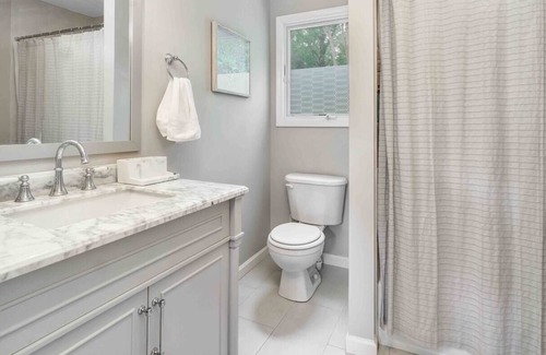 Baiting Hollow House | Tranquil Oasis: Modern Finishes & 2 Min to Beach