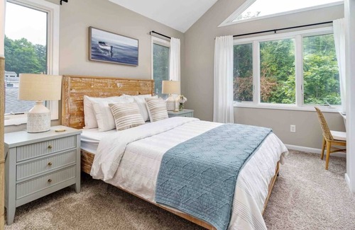 Baiting Hollow House | Tranquil Oasis: Modern Finishes & 2 Min to Beach