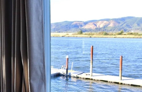 South Bend Apartment | Tranquil Tides - private studio suite on river