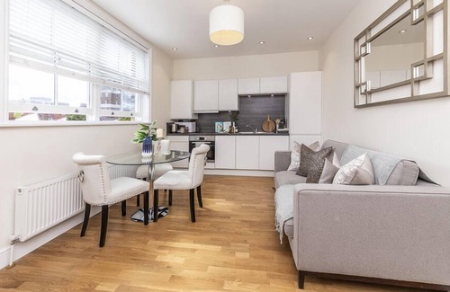 Ravenscourt Park Apartment | Tranquil Two Bedroom Apartment in Hammersmith