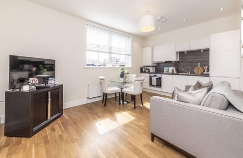 Ravenscourt Park Apartment | Tranquil Two Bedroom Apartment in Hammersmith
