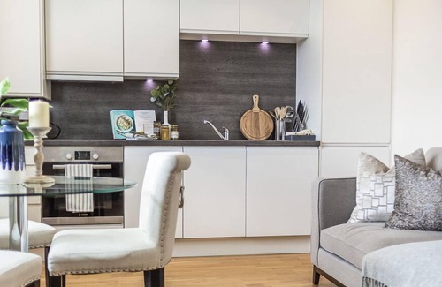 Ravenscourt Park Apartment | Tranquil Two Bedroom Apartment in Hammersmith