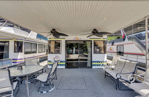 Smithville Boat Rental | Tranquil Waterside Escape: Premier Houseboat Rental on Center Hill Lake