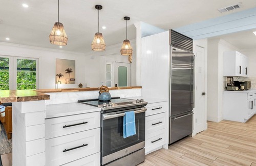 Riverside House | Tranquility Villa: Heated Pool & Lanai